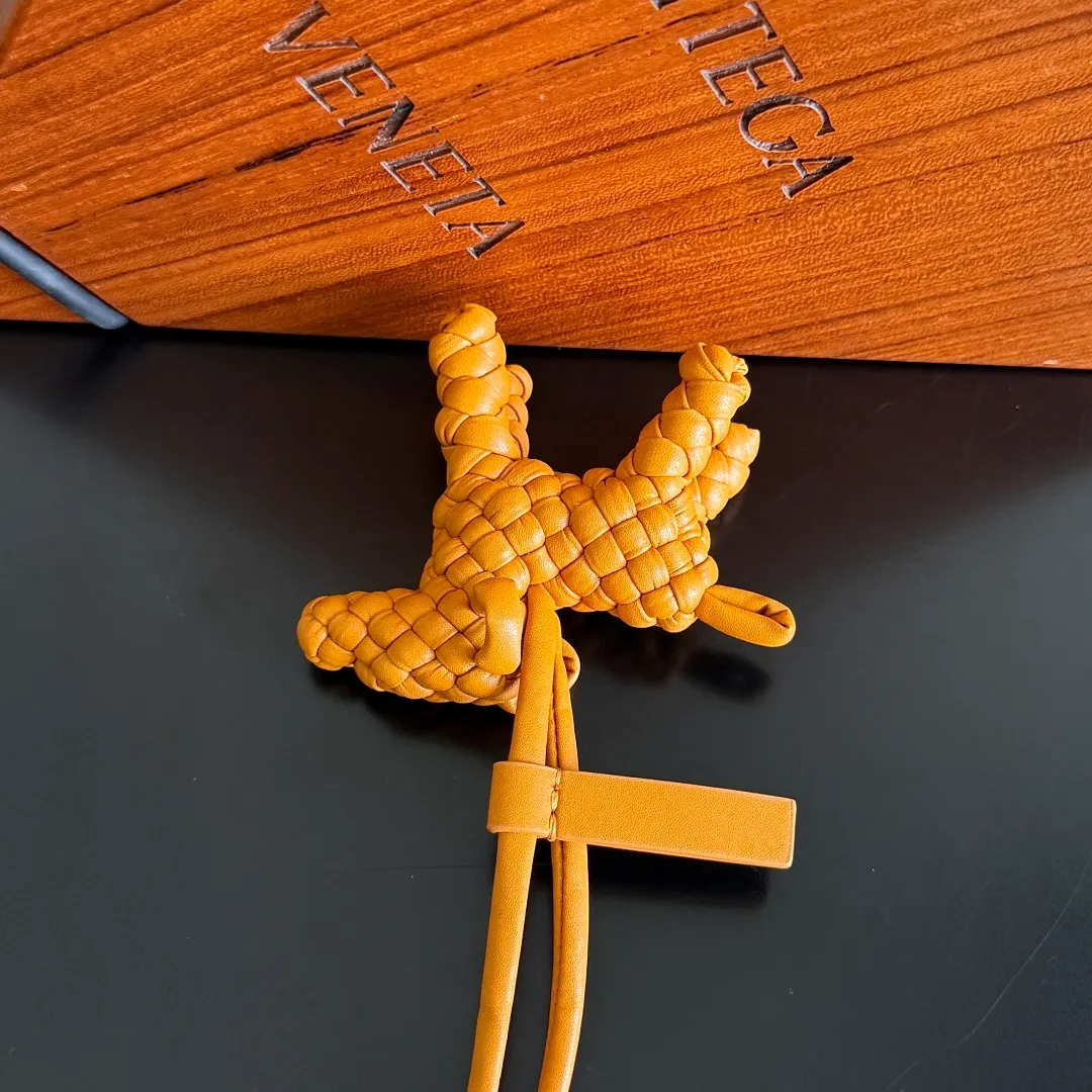 Batch 540 BOTTEGA VENETA2025 new puppy🐕 style pendant Braided puppy is online😎 Leather braided puppy style pendant can be hung on any handbag, and it is as cute, delicate and colorful as it matches with a bag. Cute and cute, it will touch your heart at any time. It can be hung on bags or keychains. Who can resist such a cute puppy? Style number: 807068